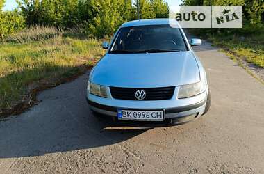 Седан Volkswagen Passat 1997 в Ровно