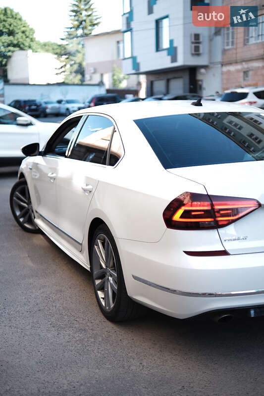 Седан Volkswagen Passat 2016 в Ровно