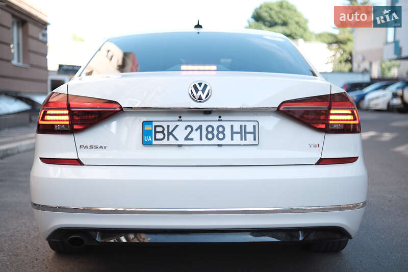 Седан Volkswagen Passat 2016 в Ровно