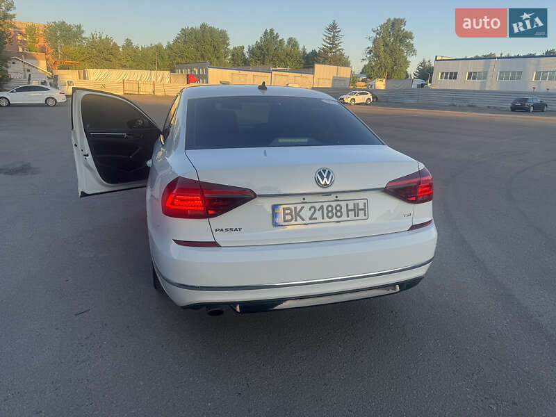 Седан Volkswagen Passat 2016 в Ровно