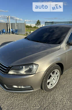 Седан Volkswagen Passat 2012 в Львове