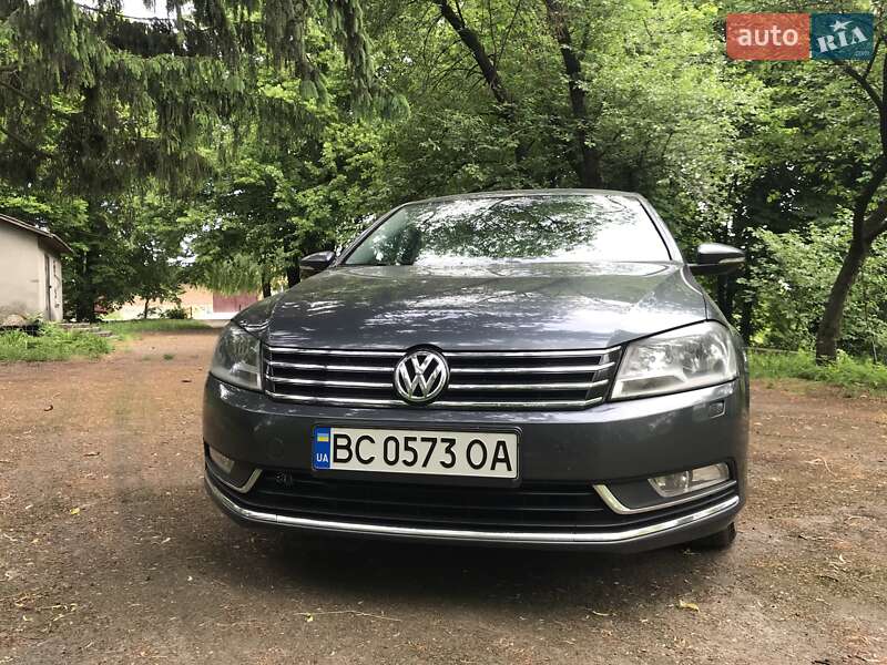 Седан Volkswagen Passat 2011 в Сокале