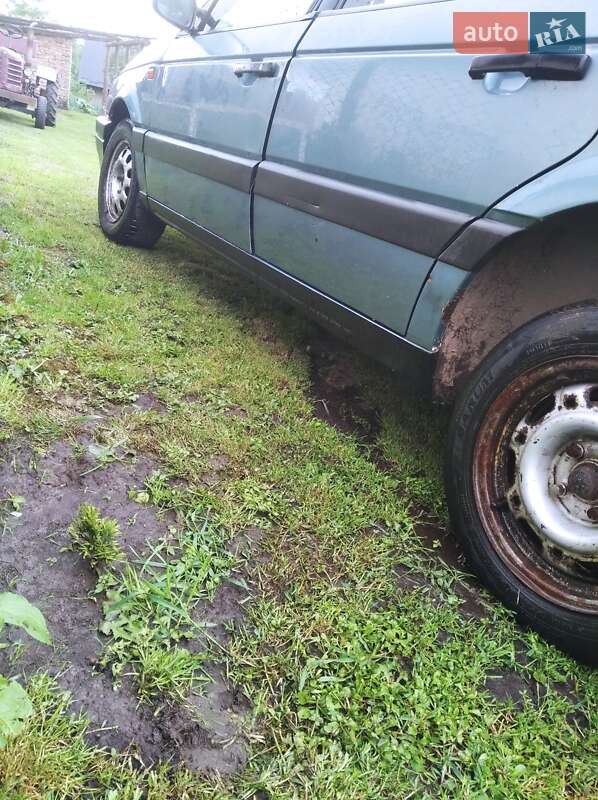 Седан Volkswagen Passat 1991 в Мостиске