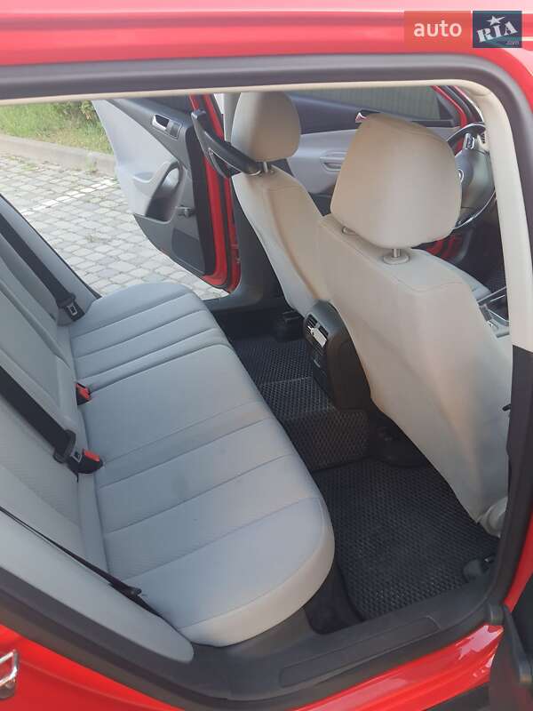 Универсал Volkswagen Passat 2010 в Ивано-Франковске