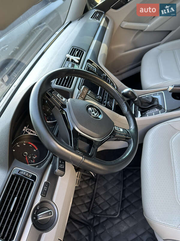 Седан Volkswagen Passat 2017 в Івано-Франківську