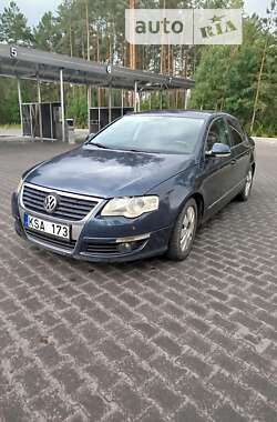 Седан Volkswagen Passat 2005 в Маневичах