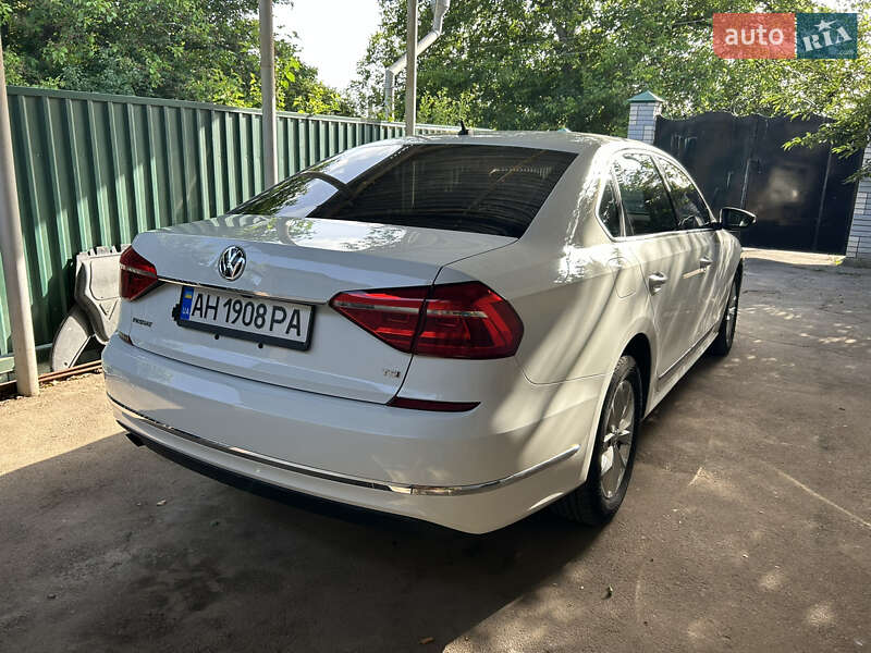 Седан Volkswagen Passat 2015 в Днепре