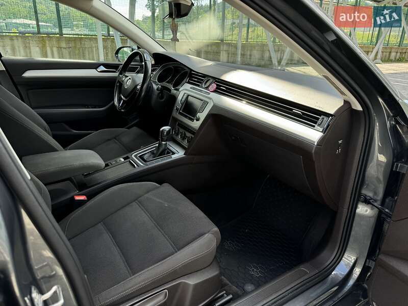 Седан Volkswagen Passat 2016 в Львове