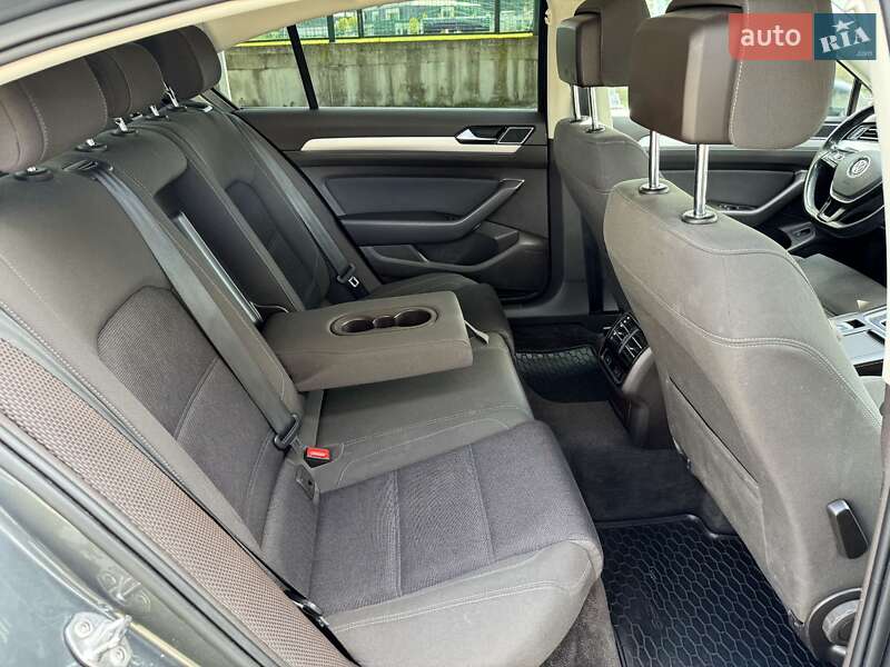 Седан Volkswagen Passat 2016 в Львове