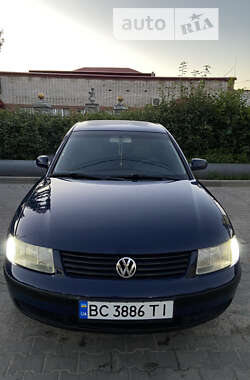 Седан Volkswagen Passat 1999 в Новояворівську