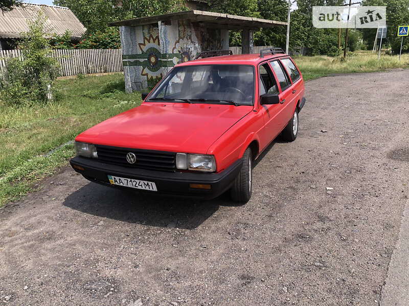 Универсал Volkswagen Passat 1988 в Хороле