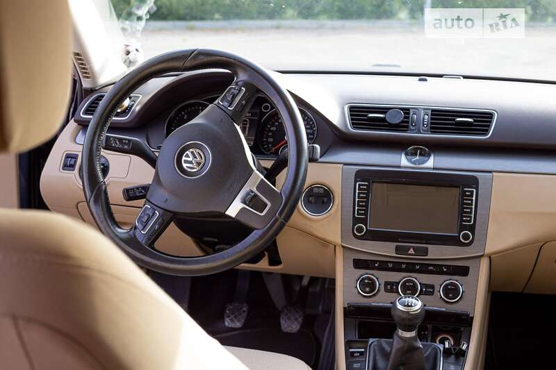 Універсал Volkswagen Passat 2012 в Івано-Франківську