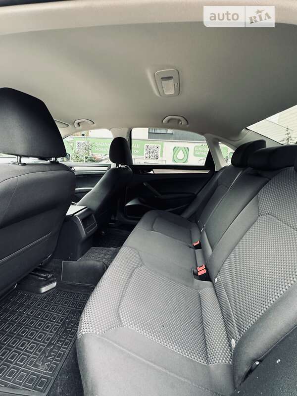 Седан Volkswagen Passat 2013 в Ивано-Франковске