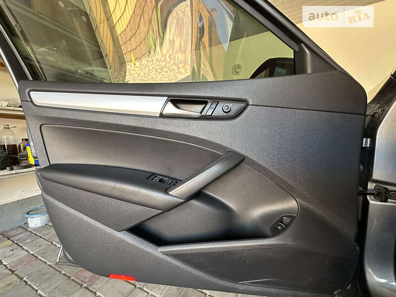 Седан Volkswagen Passat 2013 в Харкові