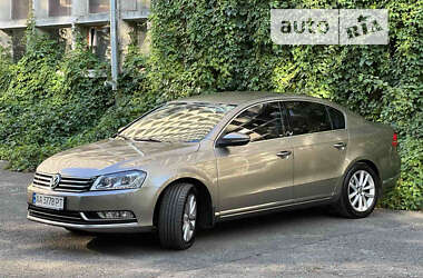 Седан Volkswagen Passat 2014 в Києві