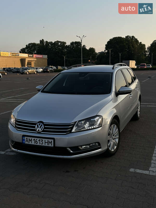 Універсал Volkswagen Passat 2012 в Житомирі