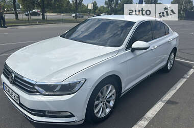 Седан Volkswagen Passat 2015 в Киеве