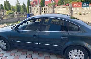 Седан Volkswagen Passat 2004 в Мостиске