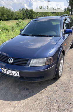 Універсал Volkswagen Passat 1998 в Сарнах