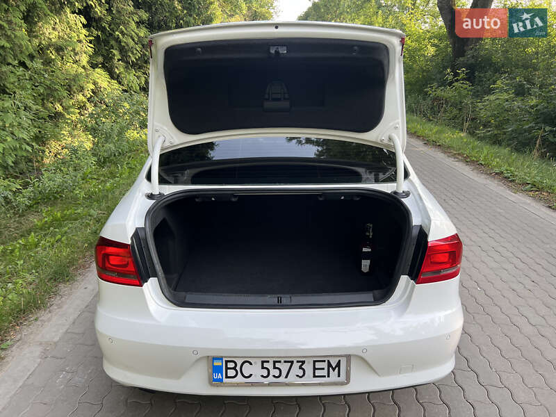 Седан Volkswagen Passat 2012 в Львове