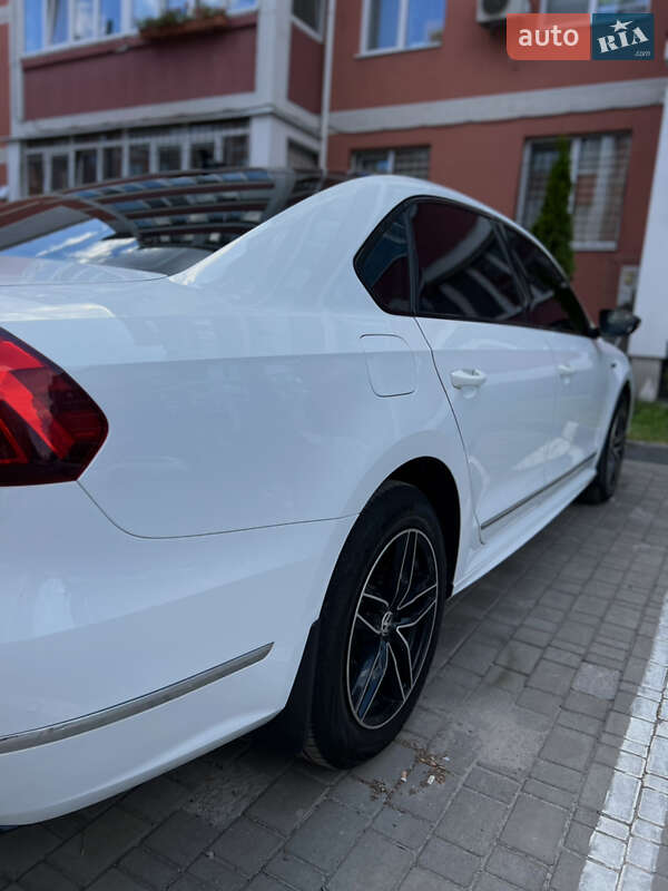 Седан Volkswagen Passat 2016 в Днепре