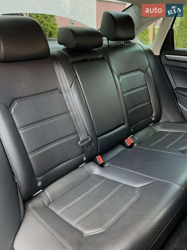 Седан Volkswagen Passat 2016 в Днепре