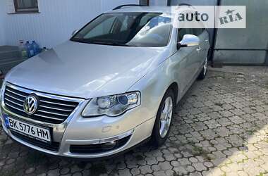 Універсал Volkswagen Passat 2010 в Острозі