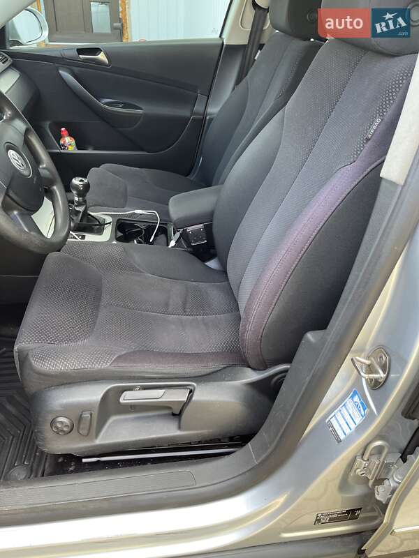 Універсал Volkswagen Passat 2010 в Острозі