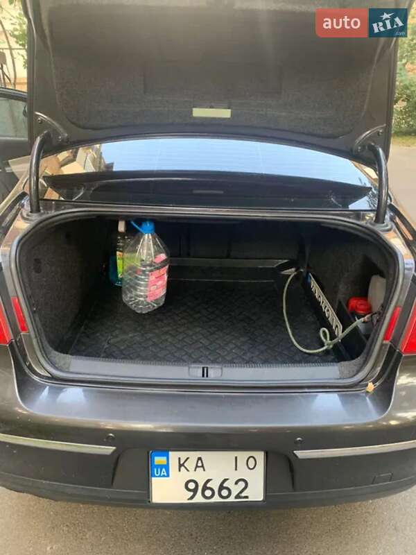 Седан Volkswagen Passat 2005 в Києві