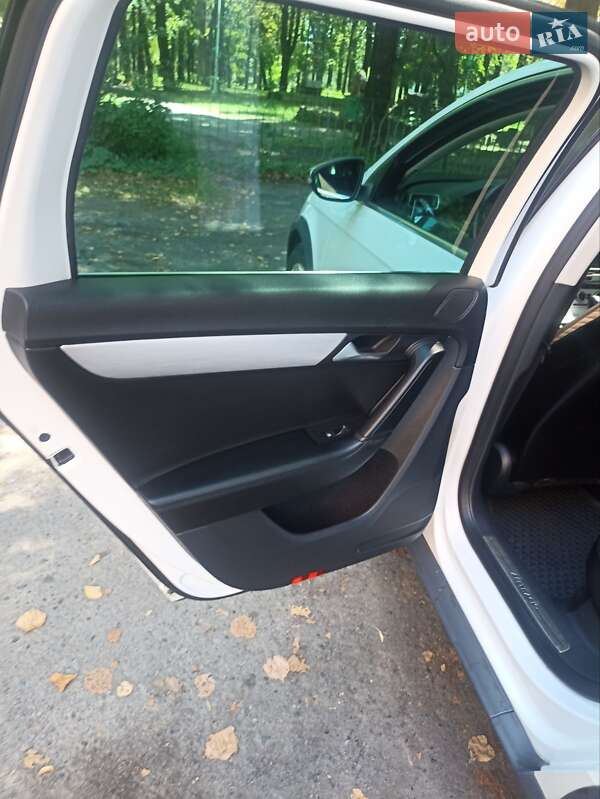 Універсал Volkswagen Passat 2014 в Дрогобичі