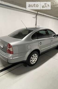 Седан Volkswagen Passat 2003 в Києві