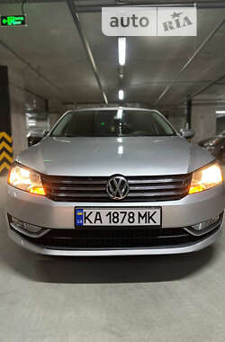 Седан Volkswagen Passat 2012 в Києві