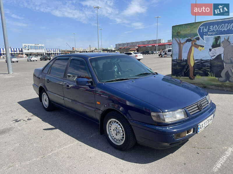 Седан Volkswagen Passat 1996 в Харькове