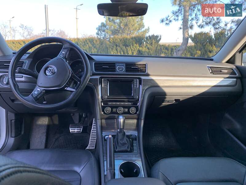 Седан Volkswagen Passat 2016 в Днепре