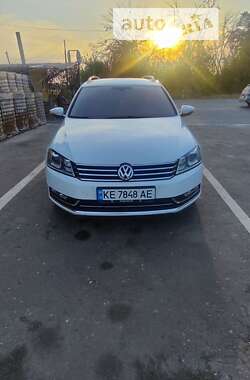 Універсал Volkswagen Passat 2011 в Ізюмі