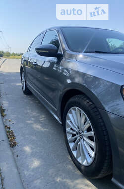 Седан Volkswagen Passat 2015 в Львові