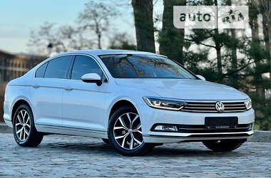 Седан Volkswagen Passat 2018 в Киеве