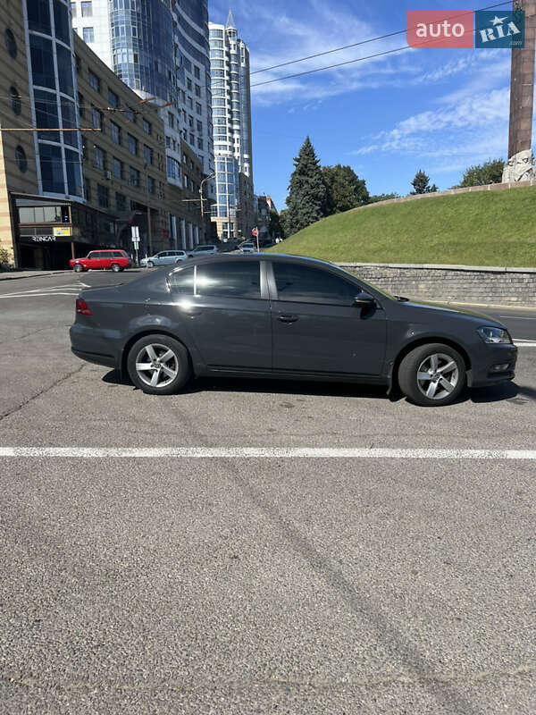 Седан Volkswagen Passat 2012 в Дніпрі
