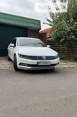 Седан Volkswagen Passat 2016 в Днепре