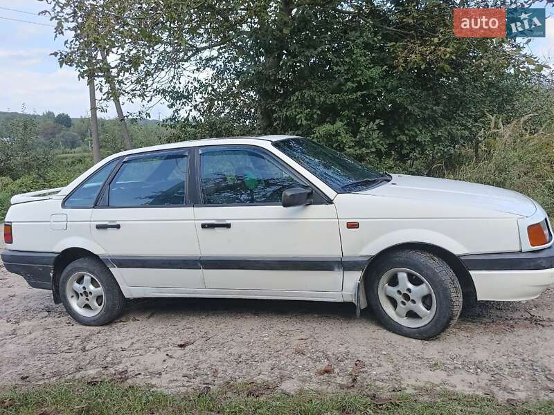 Седан Volkswagen Passat 1988 в Брюховичах