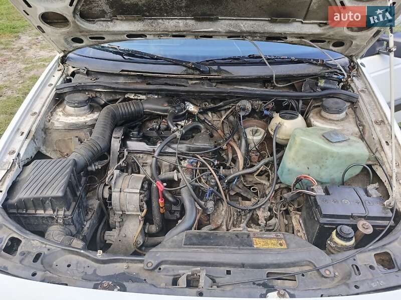 Седан Volkswagen Passat 1988 в Брюховичах