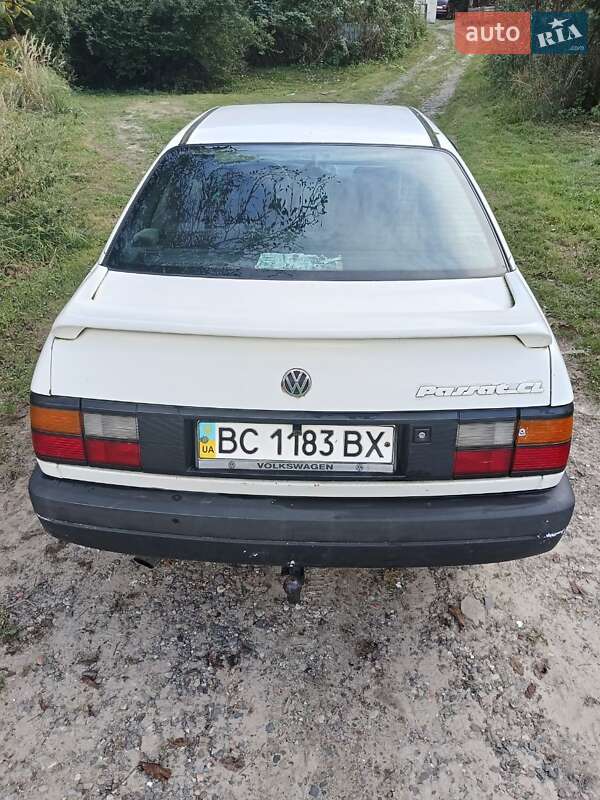 Седан Volkswagen Passat 1988 в Брюховичах
