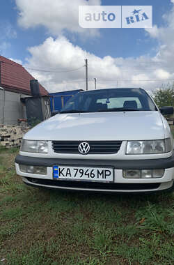 Седан Volkswagen Passat 1993 в Киеве