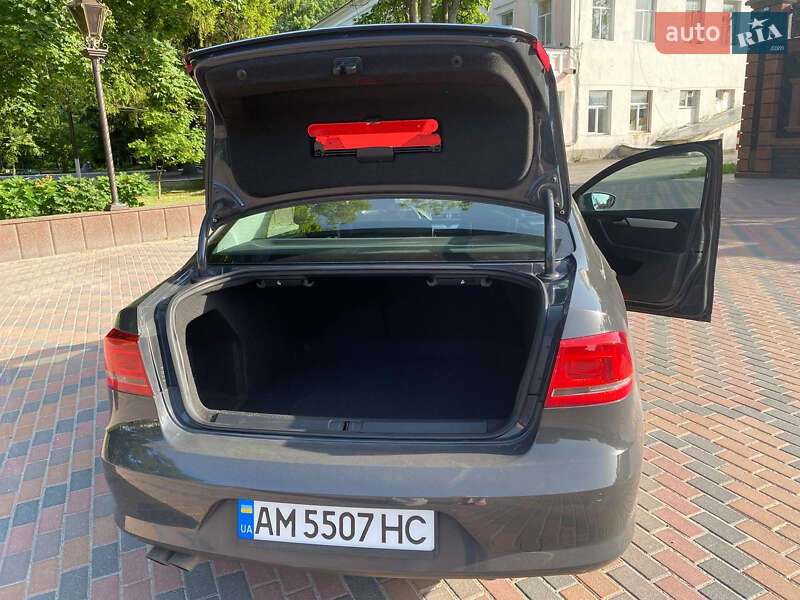Седан Volkswagen Passat 2012 в Звягеле