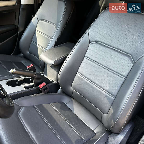 Седан Volkswagen Passat 2020 в Жовкве