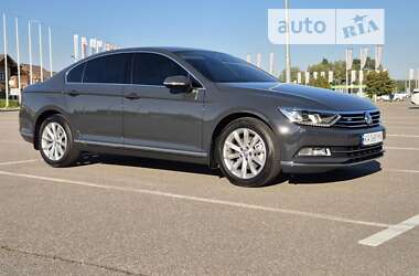 Седан Volkswagen Passat 2018 в Киеве