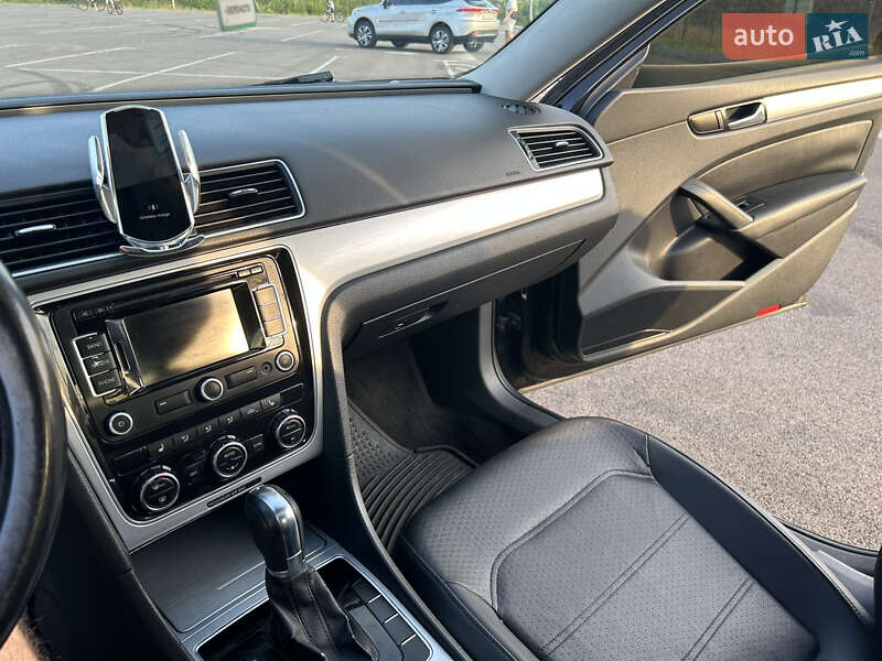 Седан Volkswagen Passat 2012 в Ровно