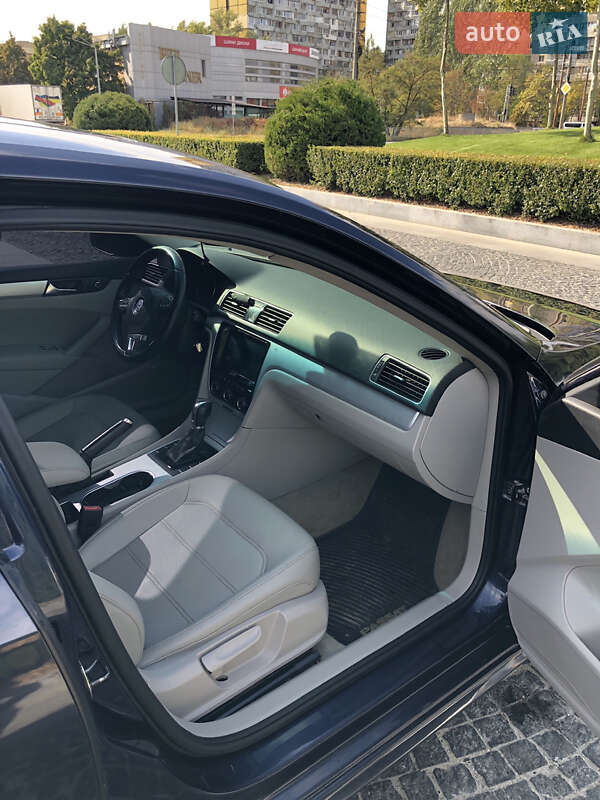 Седан Volkswagen Passat 2013 в Днепре