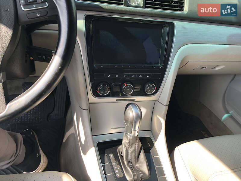 Седан Volkswagen Passat 2013 в Днепре