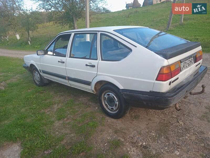 Універсал Volkswagen Passat 1988 в Нижніми Станівцями